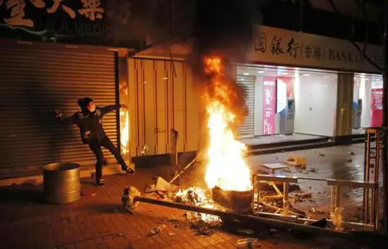 暴乱中的香港新年-少年中国评论